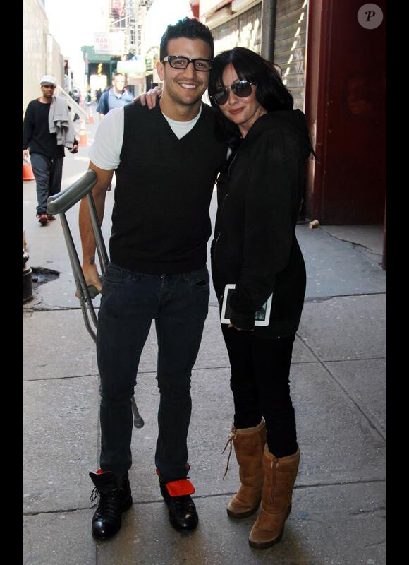 Shannen Doherty et son partenaire de Dancing With The Stars dans les rues de New York le 1er avril après leur élimination