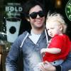 Pete Wentz avec son fils Bronx, à Los Angeles. Le 1er avril