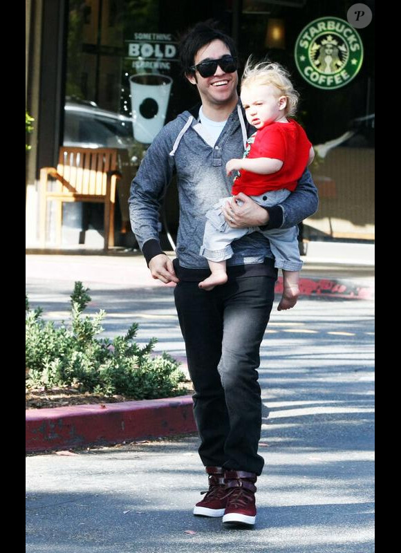 Pete Wentz avec son fils Bronx, à Los Angeles. Le 1er avril