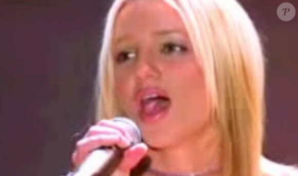 C'est dans le film Crossroads, sorti en France le 3 avril 2002, que Zoe Saldana faisait ses premiers pas au cinéma aux côtés de Britney Spears.