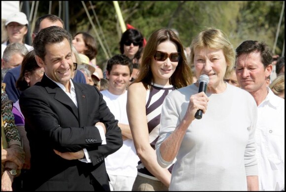 Nicolas et Carla Sarkozy assistent à la remise du prix du trophée Virginio Bruni-Tedeschi, du nom du frère défunt de Carla, au côté de la mère de la première dame, en avril 2009