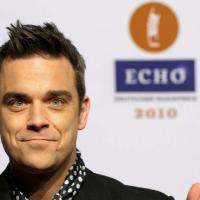 Regardez Robbie Williams faire risette et faire... miaou ! Que préférez-vous ?