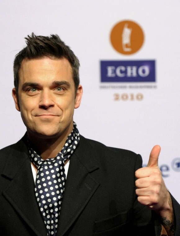 Robbie Williams fait une apparition dans la nouvelle campagne Coolpix de Canon, avril 2010 !