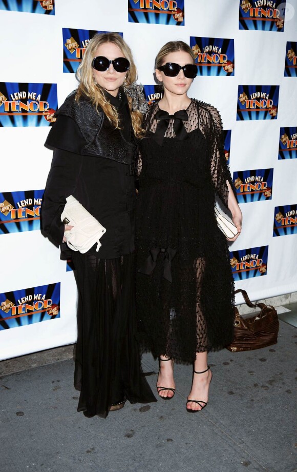 Mary-Kate et Ashley Olsen lors de la soirée de lancement de Lend Me A Tenor à Broadway au Music Bow Theatre à New York le 4 avril 2010