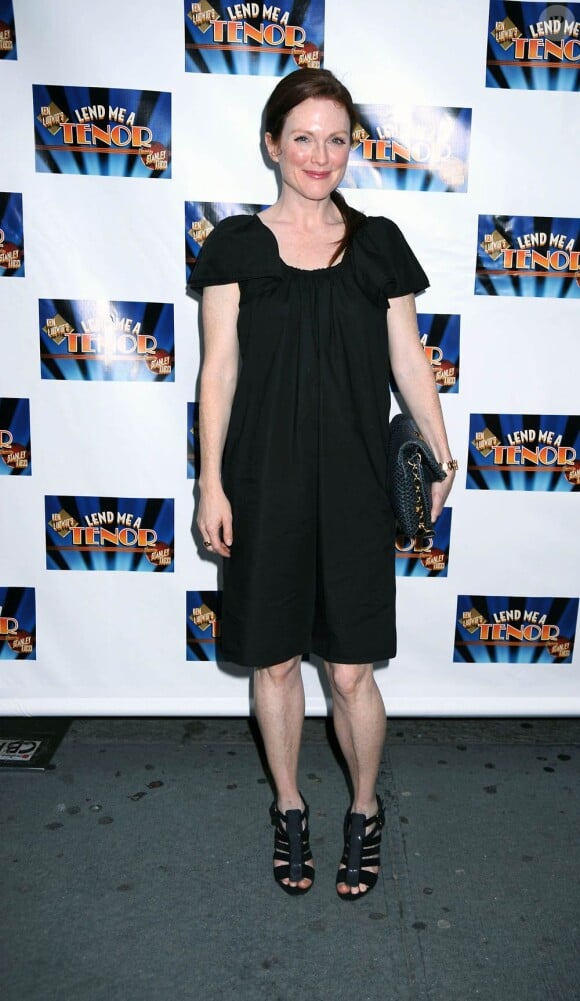 Julianne Moore lors de la soirée de lancement de Lend Me A Tenor à Broadway au Music Bow Theatre à New York le 4 avril 2010