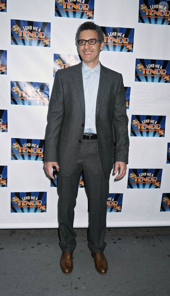 John Turturro lors de la soirée de lancement de Lend Me A Tenor à Broadway au Music Bow Theatre à New York le 4 avril 2010