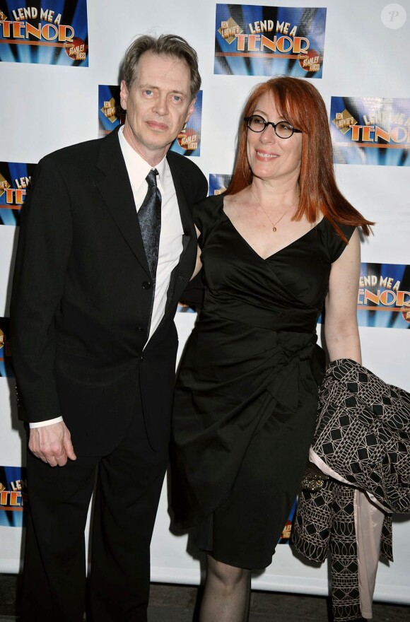 Steve Buscemi et son épouse lors de la soirée de lancement de Lend Me A Tenor à Broadway au Music Bow Theatre à New York le 4 avril 2010
