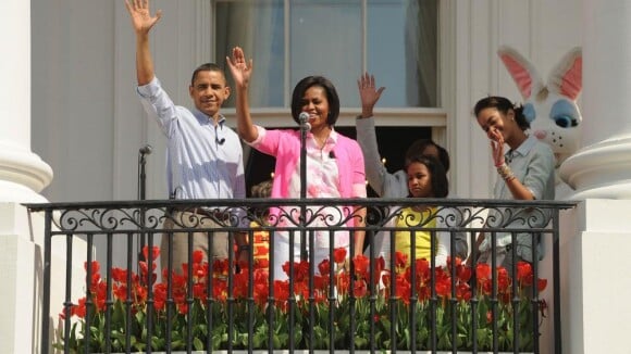 Regardez Barack Obama et sa famille faire la fête avec Justin Bieber, la folle équipe de Glee et... un craquant lapin !
