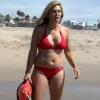 Nicole Eggert, en 2008, lors d'une parodie d'Alerte à Malibu. Elle se moquait de ses kilos en trop !
