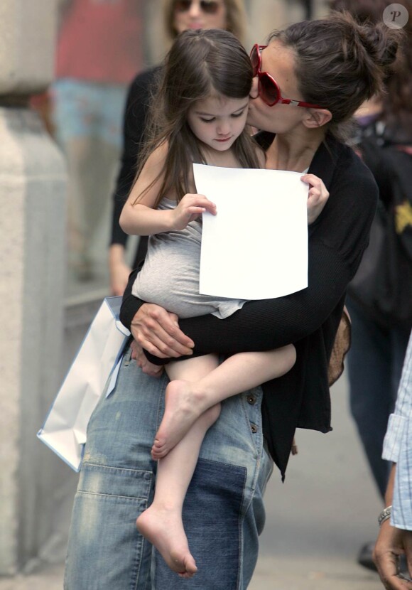 Katie Holmes et sa fille Suri à New York, le 8 avril 2010