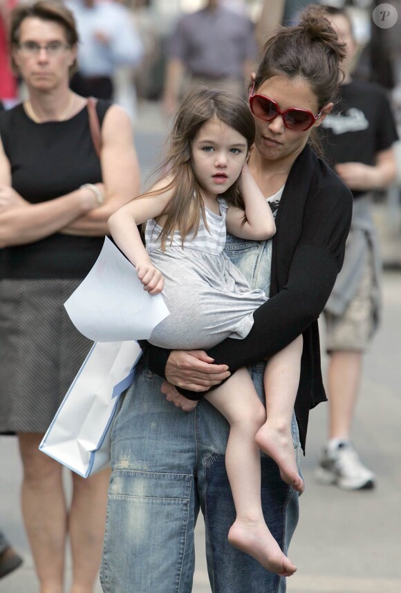 Katie Holmes et sa fille Suri à New York, le 8 avril 2010