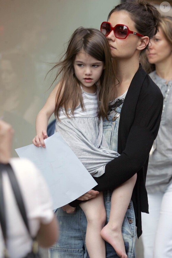 Katie Holmes et sa fille Suri à New York, le 8 avril 2010