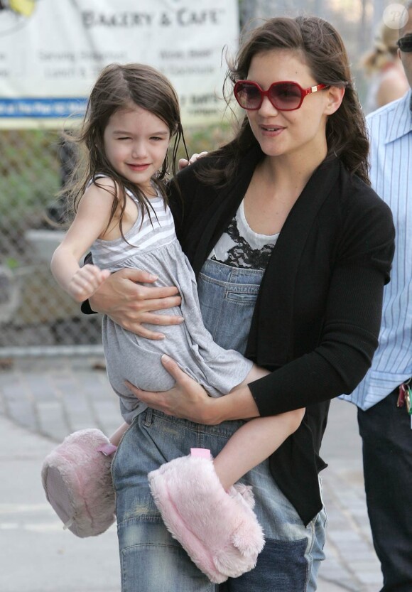 Katie Holmes et sa fille Suri à New York, le 8 avril 2010