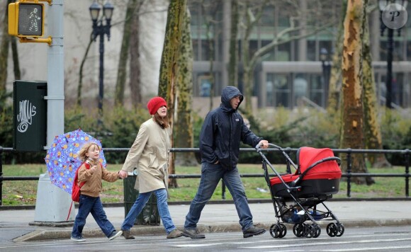 Emily Mortimer, son mari Alessandro Nivola et leurs deux enfants - Samuel John et May Rose (dans la poussette) -, sur la route de l'école, à New York, en mars 2010.