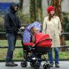 Emily Mortimer, son mari Alessandro Nivola et leurs deux enfants - Samuel John et May Rose (dans la poussette) -, sur la route de l'école, à New York, en mars 2010.