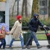 Emily Mortimer, son mari Alessandro Nivola et leurs deux enfants - Samuel John et May Rose (dans la poussette) -, sur la route de l'école, à New York, en mars 2010.