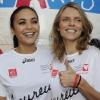 Valérie Bègue et Sylvie Tellier au Marathon de Paris, le 11 avril 2010. Elles posent avec Monsieur et Madame Indestructibles.
