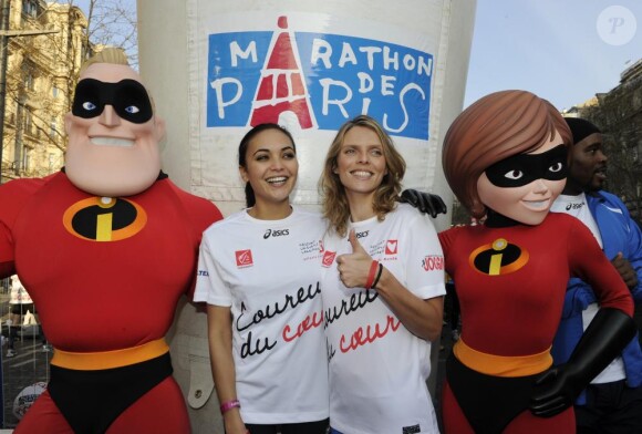 Valérie Bègue et Sylvie Tellier au Marathon de Paris, le 11 avril 2010. Elles posent avec Monsieur et Madame Indestructibles.
