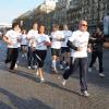 Les coureurs du coeur au Marathon de Paris, le 11 avril 2010. Ils posent avec Monsieur et Madame Indestructibles.