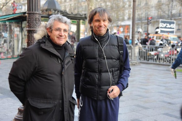 Michel Boujenah et Paul Belmondo au Marathon de Paris, pour Mécénat Chirurgie Cardiaque. 11/04/2010