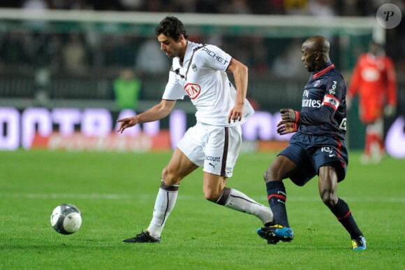 Yoann Gourcuff (Bordeaux) et Claude Makelele (PSG), au Parc des Princes, lors du match PSG-Bordeaux, le  samedi 10 avril.