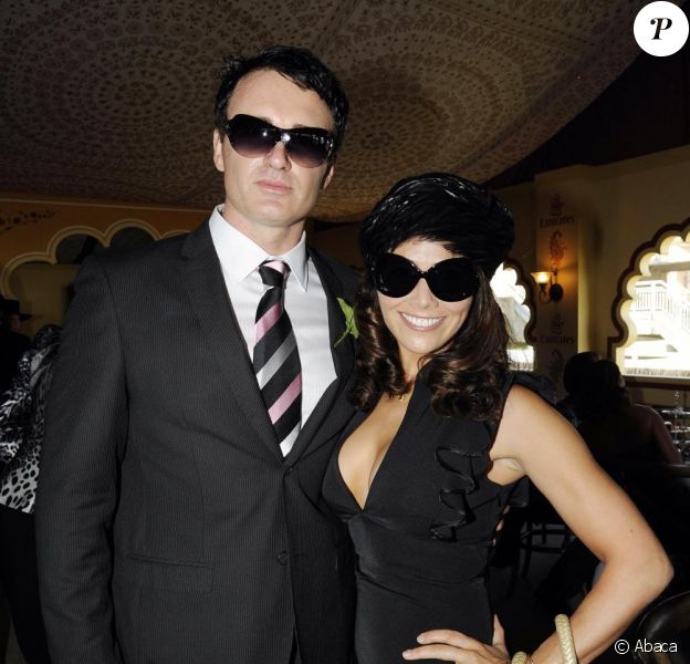 Julian McMahon et sa compagne Kelly Paniagua attendent la course hippique de David Jones à l'hippodrome de Randwick à Sydney le 11 avril 2010