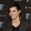 Taylor Lautner lors de la soirée "Ambassadeur de star" à Paris le 8 avril 2010