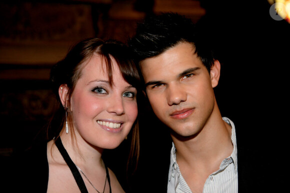 Taylor Lautner, ici avec Mlle Jen, son ambassadrice, lors de la soirée "Ambassadeur de star" à Paris le 8 avril 2010