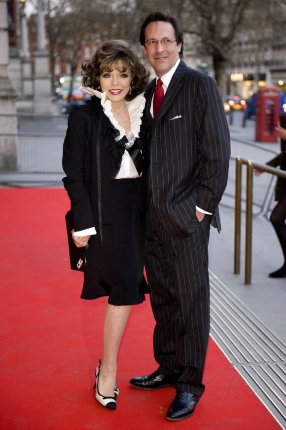 Joan Collins et son époux arrivent à l'exposition privée Grace Kelly : Style Icon, le 15/04/2010.