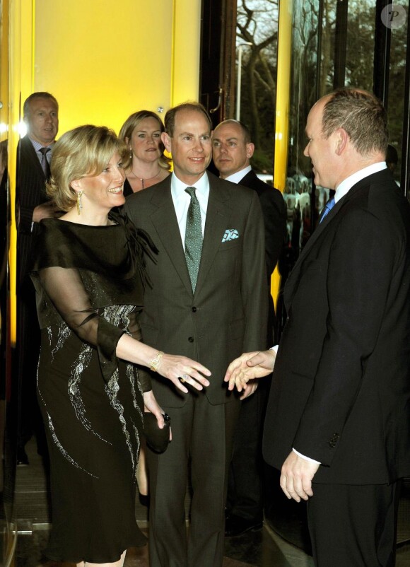 Le prince Albert et Charlene accueillent les invités à l'entrée de l'exposition privée Grace Kelly : Style Icon, le 15/04/2010.