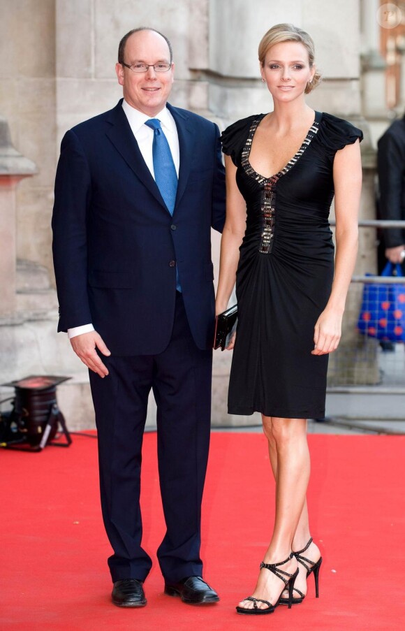 Le prince Albert et Charlene accueillent les invités à l'entrée de  l'exposition privée Grace Kelly : Style Icon, le 15/04/2010.