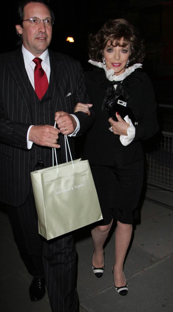Joan Collins et son mari arrivent à l'exposition privée Grace Kelly : Style Icon, le 15/04/2010.
