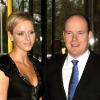 Le prince Albert et Charlene accueillent les invités à l'entrée de l'exposition privée Grace Kelly : Style Icon, le 15/04/2010.