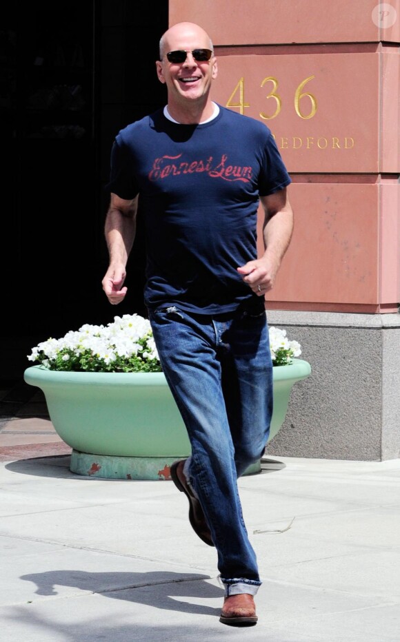 Bruce Willis sort d'un rendez-vous chez le dentiste à Beverly Hills le 15 avril 2010