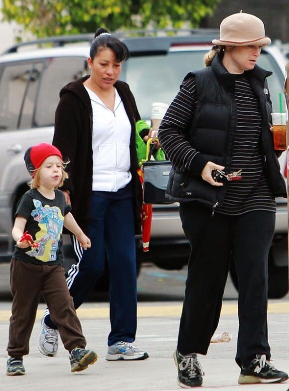 Bridget Fonda avec son fils Oliver, à Los Angeles le 11 avril 2010