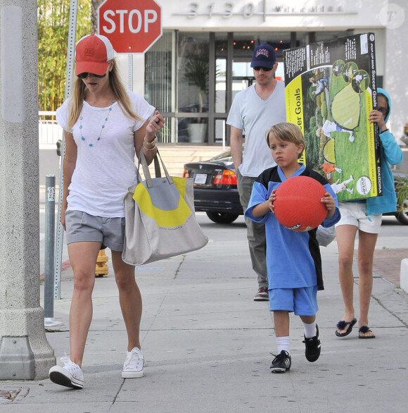 Reese Witherspoon et son petit-ami Jim Toth font du shopping avec ses enfants Ava et Deacon à Los Angeles le 17 avril 2010