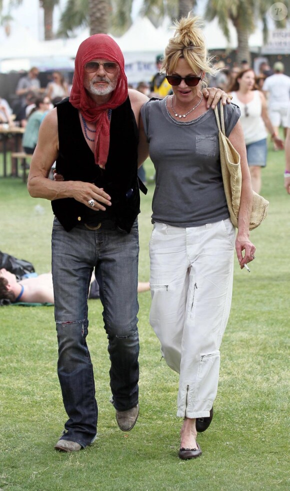 Melanie Griffith and Michael Des Barres lors du deuxième jour du Festival Coachella en Californie le 17 avril 2010