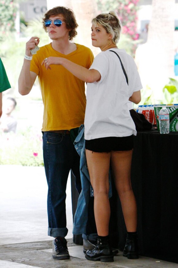Pixie Geldof embrasse un jeune homme lors du deuxième jour du Festival Coachella en Californie le 17 avril 2010