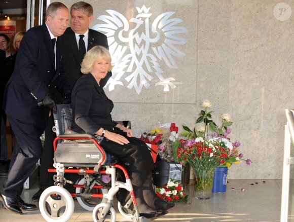 Le 22 avril 2010, Camilla Parker Bowles était dans les locaux de l'association socio-culturelle polonaise à Londres pour signer le registre de condoléances de feu le président Kaczynski