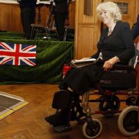 Camilla Parker Bowles : Dans son fauteuil, elle fait tout sur les chapeaux de roues !