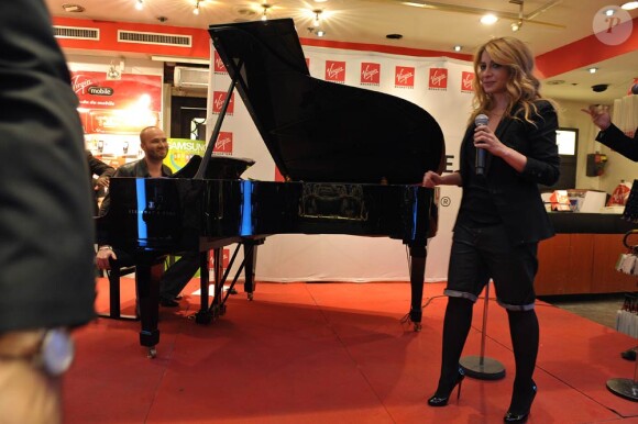Julie Zenatti présentait le 22 avril 2010 son album Plus de diva au Virgin Megastore des Champs-Elysées