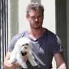 Eric Dane et son chien à Los Angeles, le 24 avril 2010