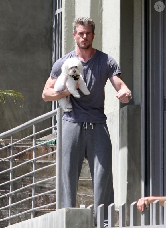 Eric Dane et son chien à Los Angeles, le 24 avril 2010