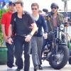 Adrian Grenier sur le tournage de la série Entourage à Beverly Hills, aux côtés de Kevin Dillon, Kevin Connolly et Jerry Ferrara