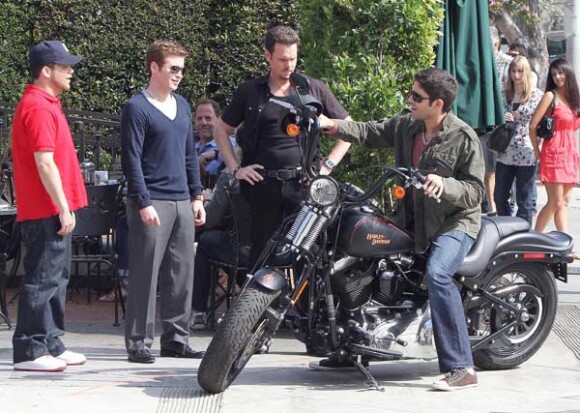 Adrian Grenier sur le tournage de la série Entourage à Beverly Hills, aux côtés de Kevin Dillon, Kevin Connolly et Jerry Ferrara