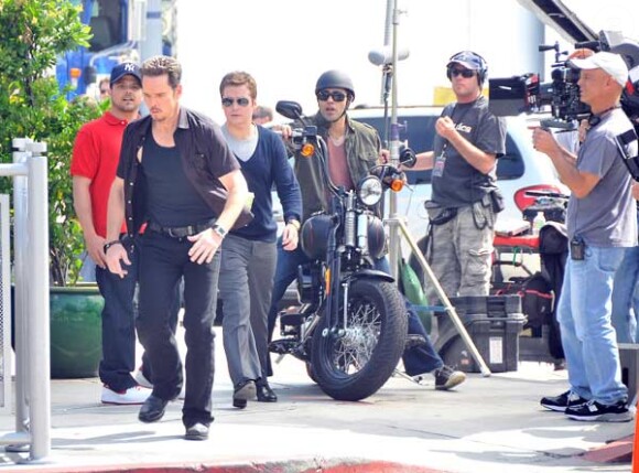 Adrian Grenier sur le tournage de la série Entourage à Beverly Hills, aux côtés de Kevin Dillon, Kevin Connolly et Jerry Ferrara