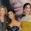 Teri Hatcher et Felicity Huffmanentourent la pétillante Eva Longoria lors de la soirée de lancement du parfum "Eva" signée Eva Longoria dans son restaurant le Beso à Los Angeles le 27 avril 2010