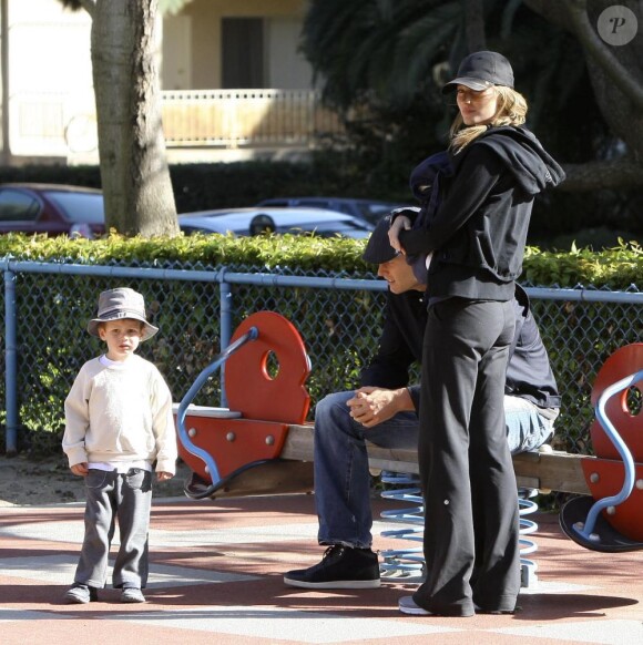 Gisele Bündchen et son mari Tom Brady promènent leur fils Benjamin ainsi que le fils de Tom, John Edward, dans un parc de Santa Monica à Los Angeles le 29 avril 2010