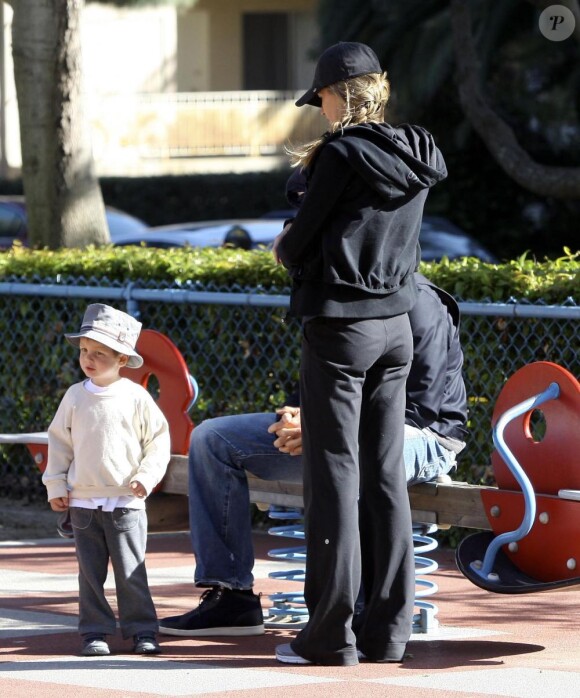 Gisele Bündchen et son mari Tom Brady promènent leur fils Benjamin ainsi que le fils de Tom, John Edward, dans un parc de Santa Monica à Los Angeles le 29 avril 2010