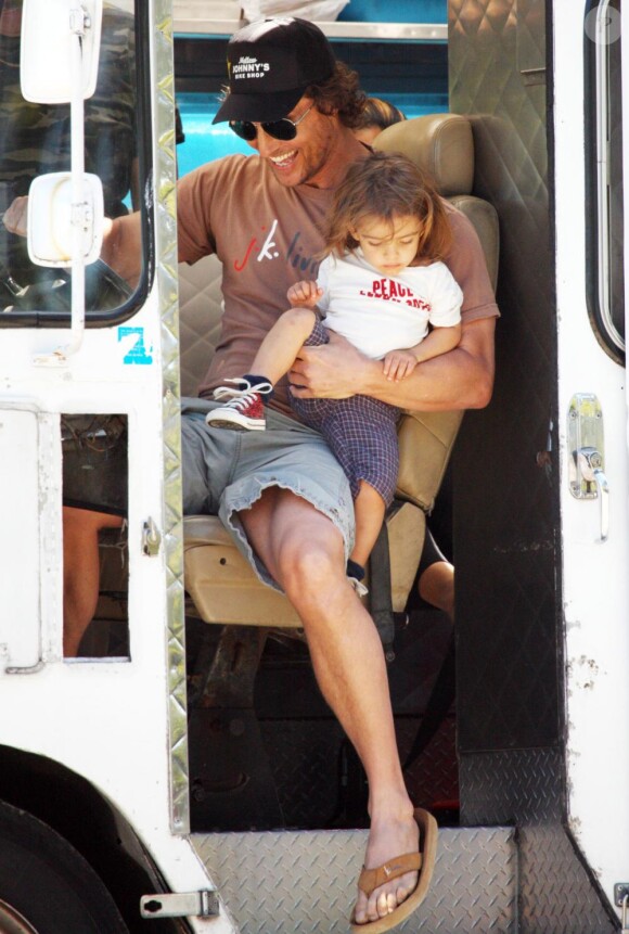 Matthew McConaughey et son fils Levi se promènent dans un bus de Malibu à Los Angeles le 30 avril 2010